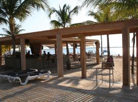 伊甸海滩度假村 - 博内亚，位于克拉伦代克的酒店