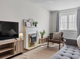 Spacious 3BR Leicester Home, Sleeps 8, Free Parking, Fast WiFi, Long Stay & Contractors Welcome