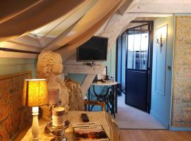 La Perle Secr&egrave;te，位于Theneuille的带泳池的酒店