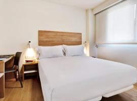 Sercotel Logro&ntilde;o Suites，位于洛格罗尼奥的带停车场的酒店