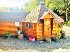 The Cabin & hot tub at Ashleigh House，位于Holland Arms Station的带热水浴缸的酒店