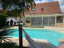 Chambre d'h&ocirc;tes la Suite Maximinoise parking priv&eacute; &agrave; 5mn de Chantilly et &agrave; proximit&eacute; de Senlis et autoroute A1,Parc Ast&eacute;rix, Pierrefonds, Compiegne, A&eacute;roport Roissy Charles de Gaulle，位于圣马克西曼的带泳池的酒店