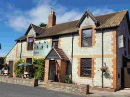 OYO The Walnut Tree，位于West Camel的酒店