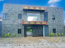 Hotel O Kedaton Near Rumah Sakit Advent Bandar Lampung Formerly Hotel Plain C Lake，位于班达楠榜的带停车场的酒店