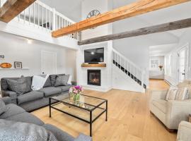 Birch Grove Retreat Atop Sunapee for Ski and Lake Life，位于Newbury的酒店