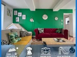 Le So Wild, maison avec jardin clos, terrasse aménagée, 5 mn à pied commerce, terrain de tennis, à 800 m de la plage d'Omaha beach jeux arcade, jouets, matériel jeunes enfants enfants, table ping-pong