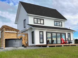 Ocean Front Saltbox 'SeaForever' wHot Tub，位于Hibbs Cove 的酒店