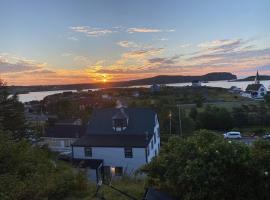 Trinity's Oceanview Gem St Paul's Schoolhouse，位于特里尼蒂的酒店