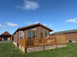 Eden Lodge-Tranquil-Hot Tub-Fishing-7m to Beach，位于Garton的酒店
