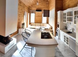 cedar villa with nature views，位于奥林波斯的酒店