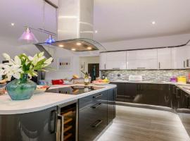 Kingfisher Lodge - 4 Bed Villa，位于霍宁的酒店