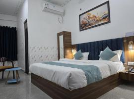 Hotel The Sky Blue & Caffe，位于Masodha的酒店