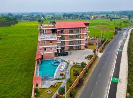 Hotel Yatra Sauraha Pvt Ltd，位于Jhawāni的带按摩浴缸的酒店