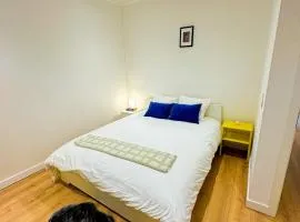 Lovely 1BR & 1LR Apt for 4P, Only 15 Min Walk to City Center