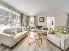 Walk to Lake Pet-Friendly Cottage in Jamestown!，位于Hartstown的酒店