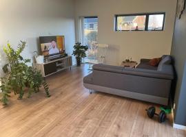 Modern Home for a Spring Getaway，位于Hinge的酒店