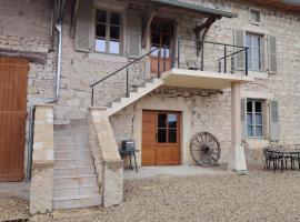 Gite Les Platanes，位于Lhuis的酒店