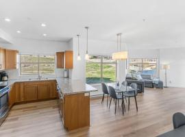 Luxury Lake View Condo in West Kelowna, 5 Star Resort with Pool, Hot Tub and Gym，位于West Kelowna的带泳池的酒店