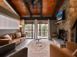 FREE Dollywood ticket & more, second level condo w king bed loft，位于赛维尔维尔的酒店