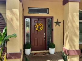 Sarasota Charm，位于萨拉索塔的度假屋