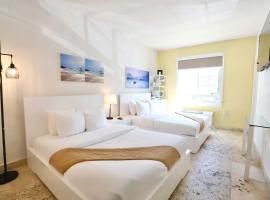 Ocean Drive Suite in South Beach Family & Pet Friendly，位于迈阿密海滩的酒店