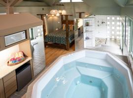 Downtown Bryan Treehouse Hot Tub and Peaceful Escape，位于布赖恩的酒店