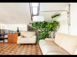 Damazon room - Stanza con parcheggio privato，位于维亚雷焦的酒店