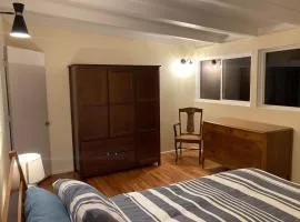 Cozy Hideaway and Hot Tub. Pet Friendly.