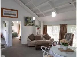 Tawa Retreat - Wellington Holiday Home