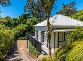 Nikau Grove - Onetangi Holiday Home