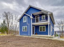 Seneca Lake Wine Trail Studio w/ Balcony & Views!，位于Hector的酒店