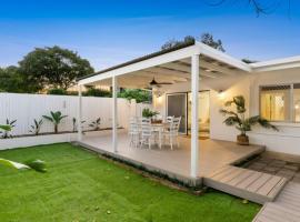 Bright and Spacious Triplex Near Holloways Beach，位于Holloways Beach的酒店