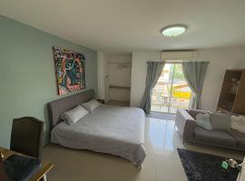 English owned Homestay and Yoga，位于查龙的酒店