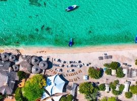 Glamping EcoLodge Cueva De Las Aguilas，位于佩德纳莱斯的酒店