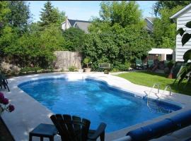 In Heart of Kingston Downtown Pool Home，位于金斯顿的酒店