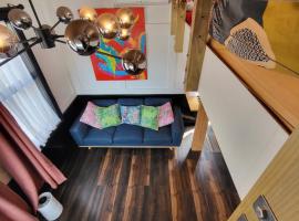 A Stone's Throw From Town Tiny Home，位于但尼丁的酒店