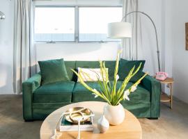 The Wesley by AvantStay Mid-Century Modern Oasis with Pool