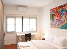 Temple House Cottage，位于南奔的带停车场的酒店