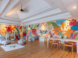 Bustle Base Coliving and Coworking Space，位于勒吉安的酒店