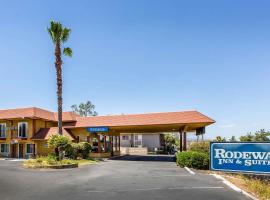 Rodeway Inn & Suites Canyon Lake-Menifee West，位于Canyon Lake的酒店