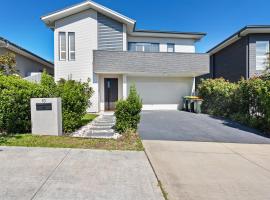 luxury house near golf courses! Free wifi & Netflix，位于Gledswood Hills的酒店