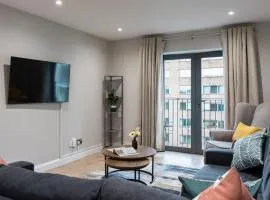 Stylish, Luxury, Parking Sleeps 6, 2-Bath, City Centre