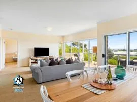 Tranquil Beach Retreat 2 Living Areas Sleeps 9
