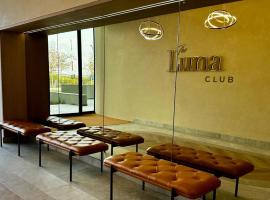 Stunning 2 bedroom condo at Ellipse Midrand，位于米德兰的酒店