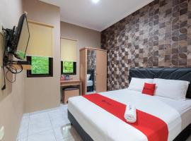 Urbanview Syariah Hotel Tiga ER near Karawang Central Plaza，位于加拉旺的酒店