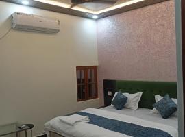 Snerola family hotel，位于Bhauli的酒店