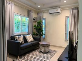 Home Tambon Bang tao 2BR Near Beach，位于Ban Lum Fuang的酒店