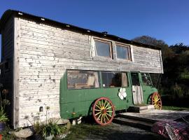 Cozy Tiny House in Cork, Perfect For Vacations on Emerald Isle，位于科克的酒店