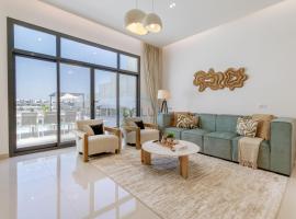 Pool and Sea Views 3BR and Assistant's Room Villa with Beach Access and BBQ Facilities, Sharm - Al Dana Villa, Al Dana Island by Deluxe Holiday Homes，位于富查伊拉的带泳池的酒店