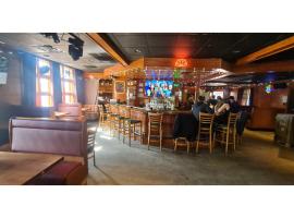 Werry's Cottages Motel & Pub by OYO East Stroudsburg Poconos，位于东斯特劳兹堡的酒店